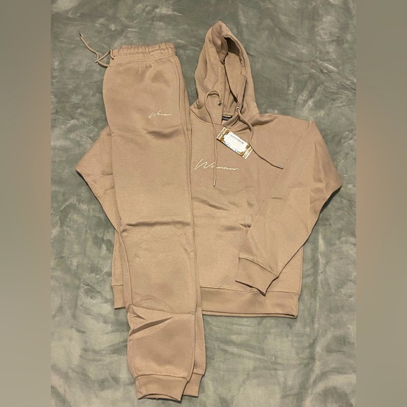 BOOHOO WOMAN LOGO BEIGE TRACKSUIT - Picture 2 of 3